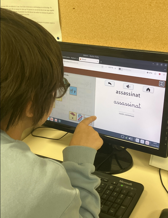 Élève recherchant l'orthographe d'un mot dans DiKomit