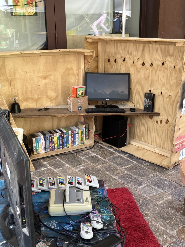 Espace Retro Gaming avec super nintendo et ordinateur reconditionné