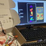Intérieur de la manette en carton avec un Makey Makey