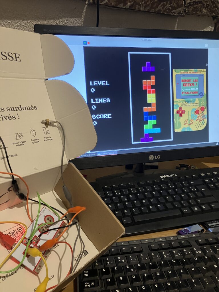 Intérieur de la manette en carton avec un Makey Makey