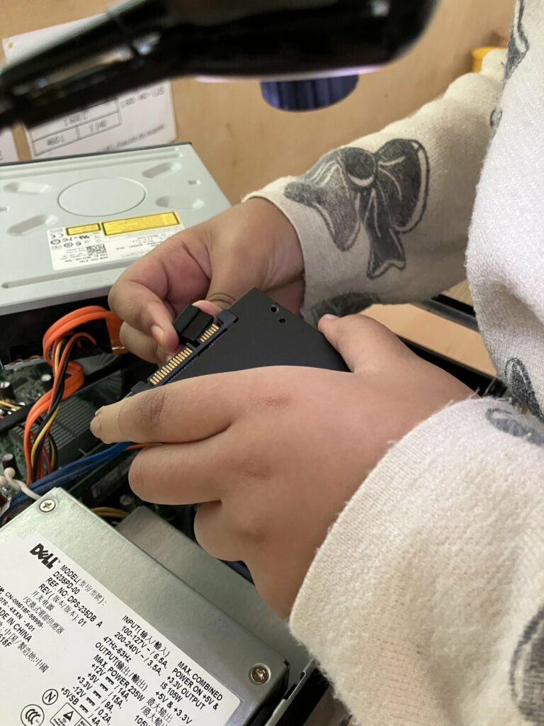 Élève branchant un disque dur SSD 2,5" SATA III