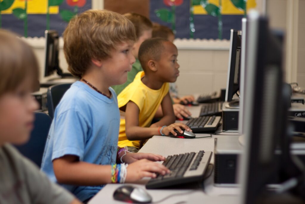 Enfants devant PC