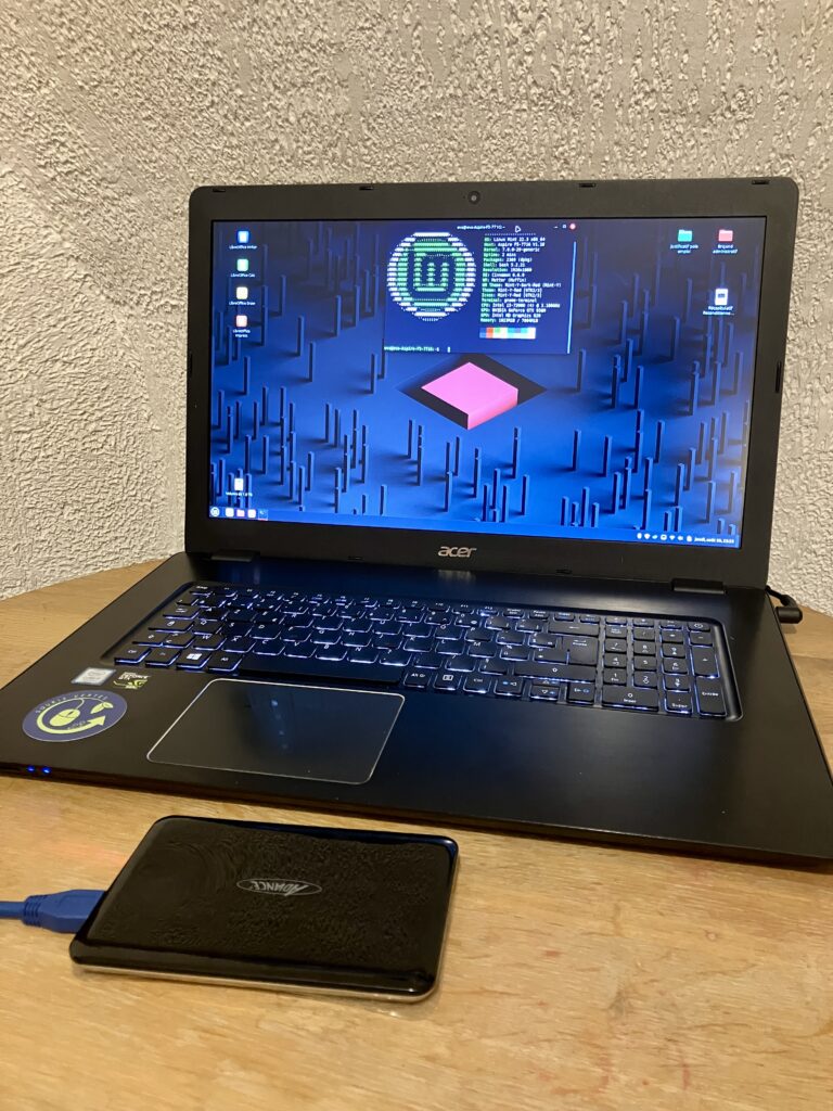 Photo du Pc portable Acer Aspire F5 771 G avec neofetch et un HDD externe