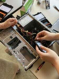 Bénévole branchant un SSD