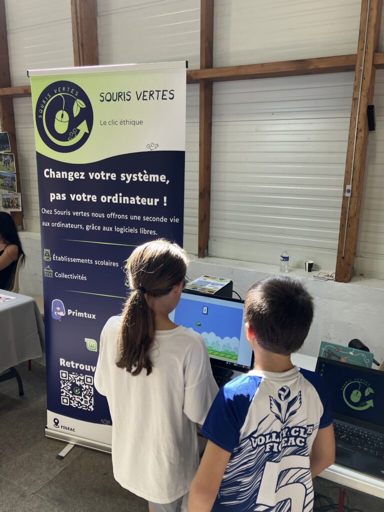 Enfants jouant à Flappy Bird